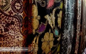 Kain songket palembang disulam menggunakan benang dengan warna. Kenali Songket Palembang Cintai Produk Lokal Peregrination