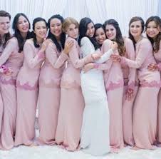 Pernikahan menjadi momen spesial untuk sang pengantin maupun orang terdekat. Fesyen Baju Bridesmaid Baby Blue