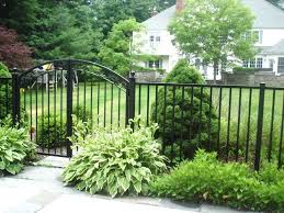 This can be more taxing than a standard lap panel fence and as such some people may choose to have it installed by a professional. 7 Erstaunliche Nutzliche Ideen Niedriger Zaun Kandare Anklang Niedriger Zaun Kandare Anklang Fence Design Aluminum Fence Landscaping Privacy Fence Designs