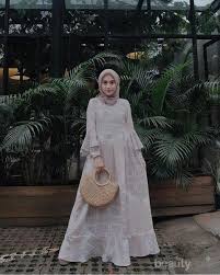 Hal ini karena, kamu harus memilih tampilan yang sesuai keinginan, seperti cantik, anggun, mempesona, glamor, kekinian, atau yang. Lagi Hits Style Kondangan Hijab Dengan Gamis Ini Terlihat Simple Dan Kekinian Di Tahun Ini