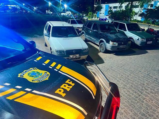 PRF recupera três carros furtados do mesmo modelo em Caruaru - Caruaru 24 Horas
