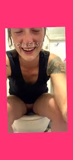 Girl farting & P00p1nG On The T01L3TbowL - ThisVid.com