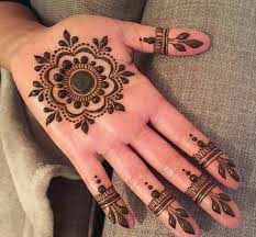 Mehndi Design Simple And Easy Round As a beginner, obviously you are not perfect with the henna cone or even drawing curves and lines.