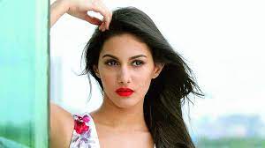 She starred in tamil and telugu movies like anegan, manasuku nachindi, and raju gadu. Amyra Dastur To Debut In Telugu