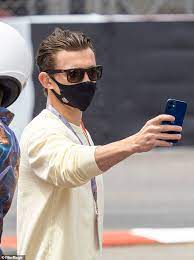 Полное имя — томас стэнли холланд (thomas stanley holland). Tom Holland Dons A Pale Yellow Sweater And Shades At The Grand Prix In Monaco Aktuelle Boulevard Nachrichten Und Fotogalerien Zu Stars Sternchen