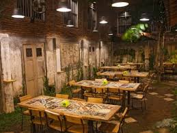 Terdapat satu tempat makan bandros yang terkenal di kota ini yakni bandros atta yang berada dekat dengan stasiun sukabumi. Tempat Makan Sekitar Alun Alun Kidul Jogja