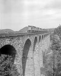 El Lanesboro Pennsylvania 1975 Erie Lackawanna Railway Diesel Locomotive No 3660 Leads A Westbound Fre Railroad Photography Railroad Photos Railroad Bridge