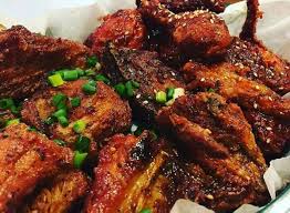Diese knusprigen hühnerflügel bekommen ihre wärme von sriracha, der thailändischen scharfen soße, die laut küchenchef michael symon. The Best Chicken Wings In Every State Eat This Not That