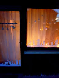 Diy Weihnachten Dekoration Fensterbild Auf Dunnen Weissen Filz Aufmalen Und Ausschneiden Und Von Innen Im Fenster B Weihnachten Dekoration Fenster Weihnachten