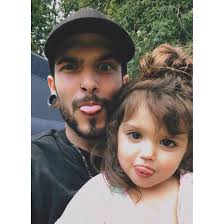 Je suis chez Canac pour acheter des gros pots pour diviser ma sanseviere  qui en a grandement besoin. Évidemment je regarde les plantes mais rien  m'intéresse 🤷🏻‍♀️ Je continue mon magasinage pour