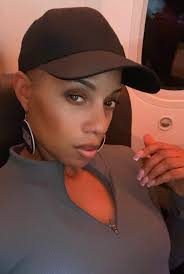 Does American Airlines provide lounge wear