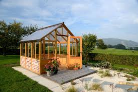 Das Gewachshaus Ist Aus Holz Gefertigt Und Kann In Modulbauweise Beliebig Erweitert Werden Gewachshaus Glashaus Gewachs