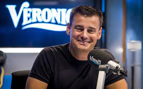 Wilfred genee viert dit jaar vakantie in eigen land, omdat zijn vrouw in deze tijden niet op het vliegtuig wil op de vraag waar hij op vakantie gaat, antwoordt genee: G98mual5b12qqm