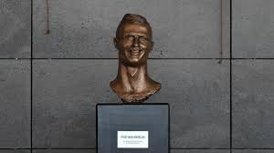 Der weltstar tauft den flughafen von madeira auf seinen namen. Cristiano Ronaldo Statue What Happened To The Infamous Bust Of Portugal Star Goal Com