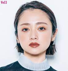 安達祐実 のベストバランスは黒い服 テラコッタ顔 tom ford クリニーク nars ビューティーニュース 美容メディアvoce ヴォーチェ ショートのヘアスタイル ウェットヘアスタイル クールなヘアスタイル