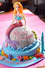 Biasanya perayaan ulang tahun dilakukan dengan menggelar berbagai perayaan, mengumpulkan segenap keluarga, sanak saudara, serta kerabat dekat. Barbie Mermaid Cake Mama Made Cakes