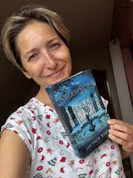 Jak nie macie czasu to się nawet nie zabierajcie za czytanie tej książki!  Ja się tak wkopałam i dwa dni w fotelu przesiedziałam i teraz biegam  nadrabiając zaległości. Piękny to romans a