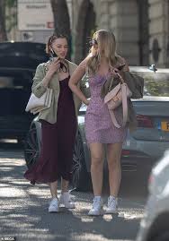 All you need to know about phoebe dynevor, the lead actress of the netflix series bridgerton. Bridgerton Star Phoebe Dynevor Looks Cheerful In A Sweeping Burgundy Dress Geeky Craze