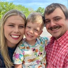 Tara Hanson's Instagram, Twitter & Facebook