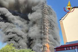 Incendio a milano, grattacielo in fiamme: Vyhbv21egi3ipm