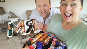 Vores datter Simone kommer på besøg 🥰 Vi laver slik bord 🧁🍫🍬🍭