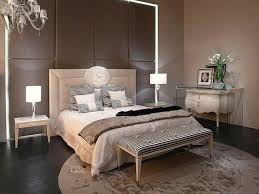 Idee De Deco Chambre A Coucher Aux Couleurs Naturelles Avec Lit Beige Mur Couleur Chocolat Et Linge En Beige Noir Et Blanc Bed Home Home Decor