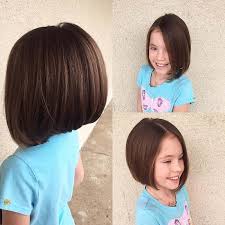 Carre Pour Petite Fille Sur Cheveux Bruns Epais Carre Plongeant Petite Fille Cheveux Courts Fille Coiffures Filles