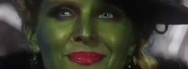 Als baby wird zelena (rebecca mader) in once upon a time von einem wirbelsturm ins land oz gebracht, wo ein holzfäller und seine frau sie finden und . Sunny Mobrey Sera Glinda La Bruja Buena De Once Upon A Time