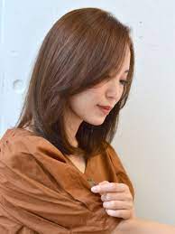 ひし形ストレート 40代 50代におすすめオフィス コンサバ ナチュラル エアリー 斜め前髪 流し前髪 ベージュ ヘアサロン予約 ozmallビューティ ヘアサロン 斜め前髪 ヘアスタイリング