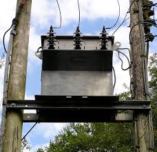 Jika kita mahu membandingkan keduanya dimana kejuruteraan elektrik adalah lebih merujuk kepada penghantaran tenaga untuk tujuan tertentu dengan menggunakan kuasa penjanaan elektrik. Kejuruteraan Elektrik Wikipedia Bahasa Melayu Ensiklopedia Bebas