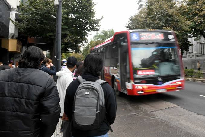 El Gobierno convocó a empresas de micros para evitar un paro en La Plata y  el AMBA