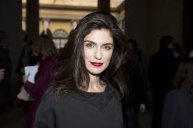 Edit l'attrice, fedele alla sua chioma corvina, ha deciso di presentarsi così agli ultimi golden globe: Pin Su I