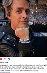 Billie Joe Armstrong dari Green Day di konsert di Perancis : r/TrueSwifties