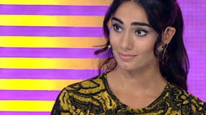 Ünlü şarkıcı merve özbey, koronavirüs salgını nedeniyle günlerini evinde sürdürmeye devam ediyor. Nur Bozar In Makyajsiz Hali Son Tv
