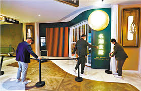 本港k11 musea名潮群組昨增兩名食客、8名密切接觸者確診，累計44人，其中食客佔22人。歐家榮呼籲與群組有關的市民致電防護中心熱線2125 1111或2125 1122，不需撥打1823，會有專人接聽。 他續指，相信名潮食館的清潔工屬超級傳播者，他在上班當日病發，除. åæ½®é£Ÿé¤¨ç–'åº—å…§æ'­ç–«6ä¸­æ‹› è¦èž é¦™æ¸¯æ–‡åŒ¯ç¶²