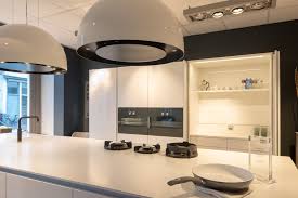 compleet witte keuken met kookeiland en wave afzuigkap keukeninspiratie witte keuken keuken keuken met kookeiland