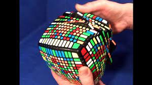 Jeu mythique des années 80, le rubik's cube a la fâcheuse tendance de mettre nos nerfs à rude épreuve.et c'est d'autant plus énervant de voir avec quelle facilité certains jeunes prodiges arrivent au bout de ce cube à la vitesse de l'éclair pour établir des records du monde. Un Enfant Resout Le Rubik S Cube Le Plus Dur Du Monde En Un Temps Record Youtube