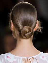 Chignon coiffé décoiffé chignon cheveux mi long cheveux blonds foncés chignon rapide coiffure chignon idee coiffure coiffure témoin mariage les coupes de cheveux en tendance pour 2016 sont sur cette page. Chignon Pour Cheveux