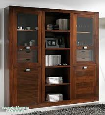 Poin pertama ini sangat penting, mengingat tidak semua ruangan bisa memuat semua jenis ukuran lemari, apalagi untuk ruang tamu atau ruang keluarga minimalis. Lemari Hias Ruang Tamu Jati Putushima Furniture