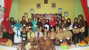 Siswa sekolah menjalani pemeriksaan suhu tubuh sebelum memasuki lingkungan sekolah di jakarta nanyang school, tangerang, banten, rabu (4/3/2020). Galang Dana Untuk Pembangunan Musala Sdn 20 Baraka Gelar Pagelaran Seni Tribun Timur