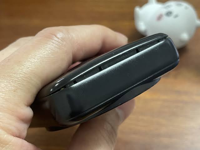 劣化が進み膨張したバッテリー（AI 生成）