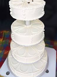 Eine Grosse Torte Fur Den Grossen Tag Hochzeitstorte In Edlem Weiss Hochzeitstorte Grosse Kuchen Kuchen Ideen