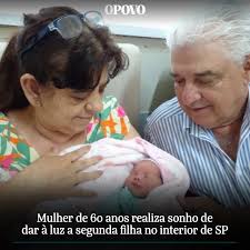 A professora Vilma de Fátima Alves Di Raimo, de 60 anos, deu à luz a  segunda filha após o procedimento de fertilização in vitro. A criança se  chama Rebeca e nasceu no