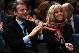 Il s'agit d'un croisé griffon/labrador de couleur noire âgé… Wie Frankreich Emmanuel Macron Seiner Frau Verfiel