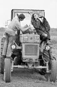 Perioada interbelică numită şi « epoca de aur » a fost momentul de vârf al dezvoltării culturii naţionale. Dictatura Modei