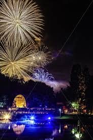 Neben dem see ist eine seebühne und es gibt eine wasserorgel. Feuerwerk Im Deutsch Franzosischen Garten Saarbrucken Bildtankstelle De