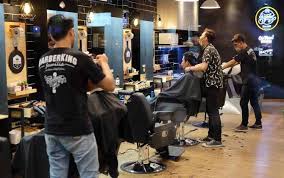 Mulai dari segi bentuk wajah hingga gaya pribadi seseorang pria selalu berusaha untuk mengikuti tren yang sedang bergulir. Rekomendasi Barbershop Yang Bagus Di Jogja Blog Unik