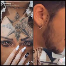 Que si mal genio levanto hoy y les quemo la fiesta a mí la cuadra me conoce los tatuajes son un extra desde que tengo doce sé lo que la vida cuesta. Tatuaje De Nodal Desata Burlas Para Lupillo