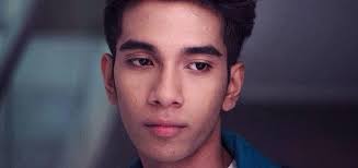 Jika harusku bersabar dengan segala derita ku terima jika pahitnya terasa bagai dipenjara tanpa bica. Lagu Sumpah Naim Daniel Menawan 6 Juta Penonton Sensasi Selebriti