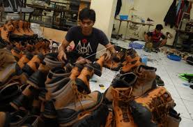 It is the capital of banyumas regency, central java region. Pabrik Dan Produsen Sepatu Kulit Asli Boot Casual Pria Wanita
